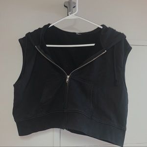 H&M black cropped workout sleeveless jacket: size medium